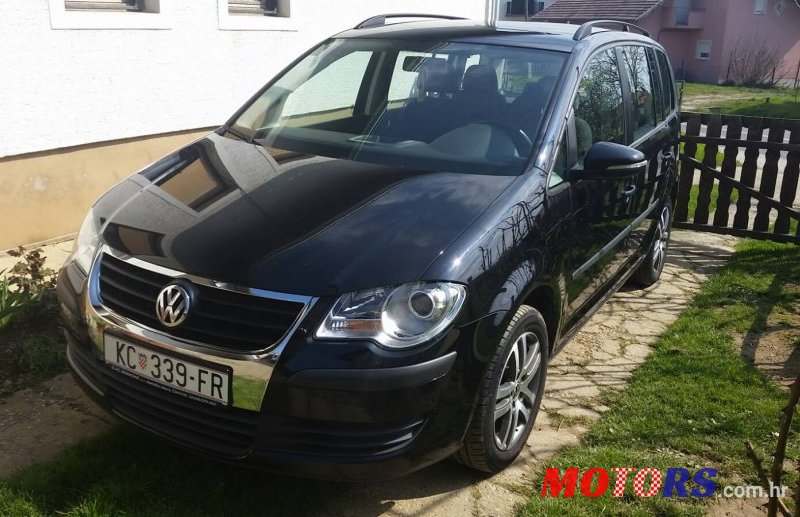 2010' Volkswagen Touran photo #1