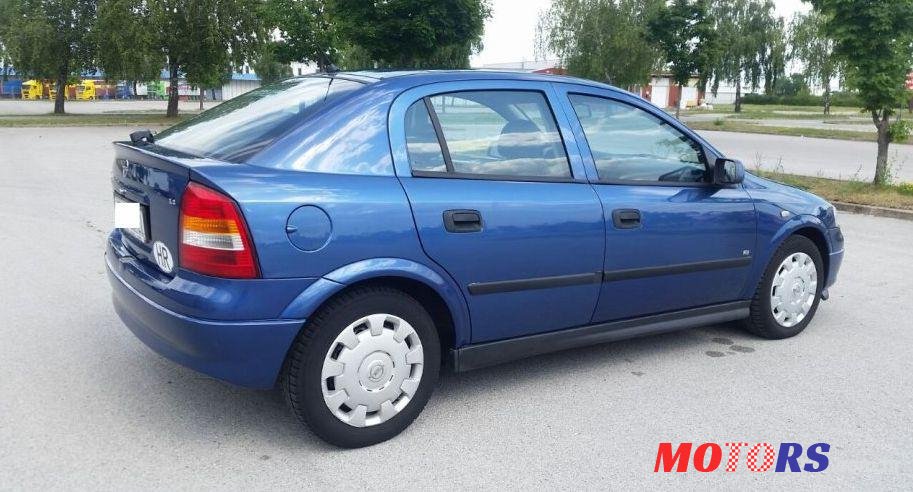 2005' Opel Astra photo #1