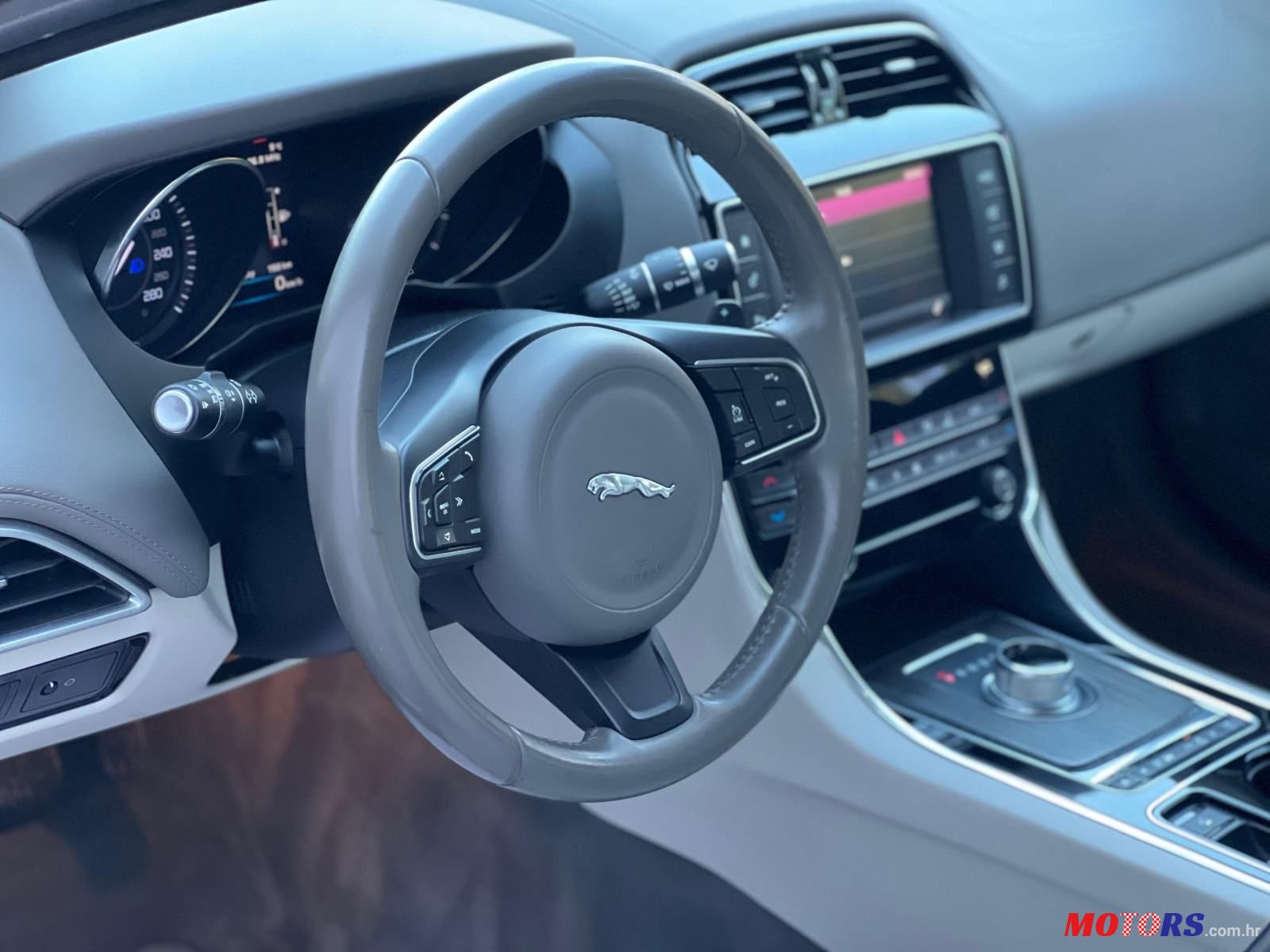 2016' Jaguar XE 2.0 Diesel Portfolio photo #6