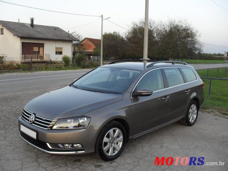 2011' Volkswagen Passat Variant photo #3