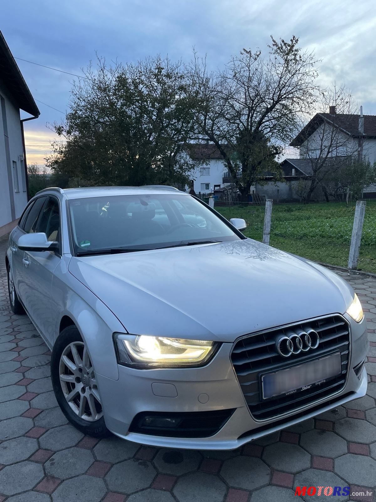 2013' Audi A4 Avant photo #2