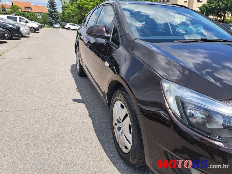 2015' Opel Astra Karavan photo #2