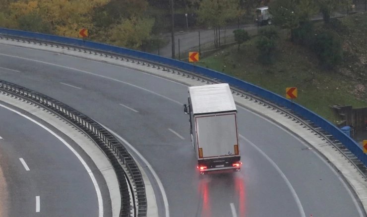 Šleperom s prikolicom probio ogradu na autocesti i ušao u suprotnu traku