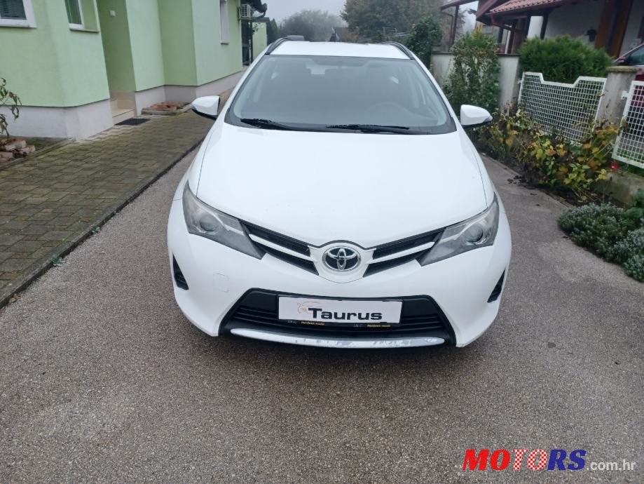 2014' Toyota Auris Karavan photo #2