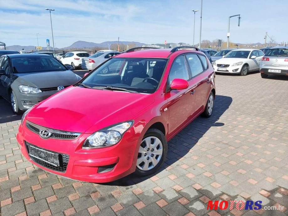 2010' Hyundai i30 Cw photo #2