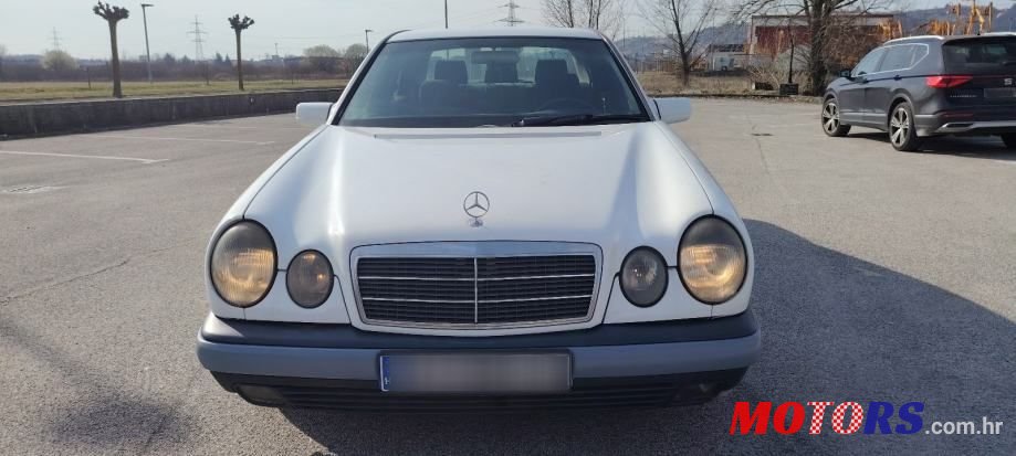 1999' Mercedes-Benz E-Klasa 220 Classic photo #4