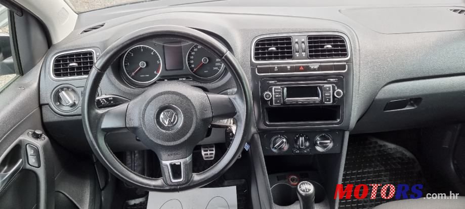 2012' Volkswagen Polo photo #6