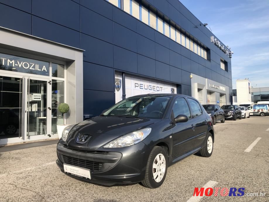 2011' Alfa Romeo 33 1,4 E photo #1