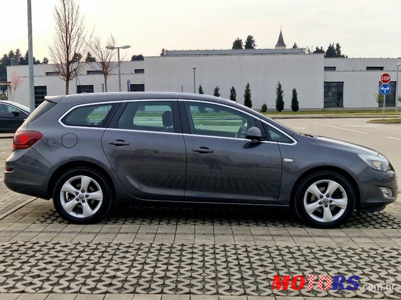 2011' Opel Astra Karavan photo #5