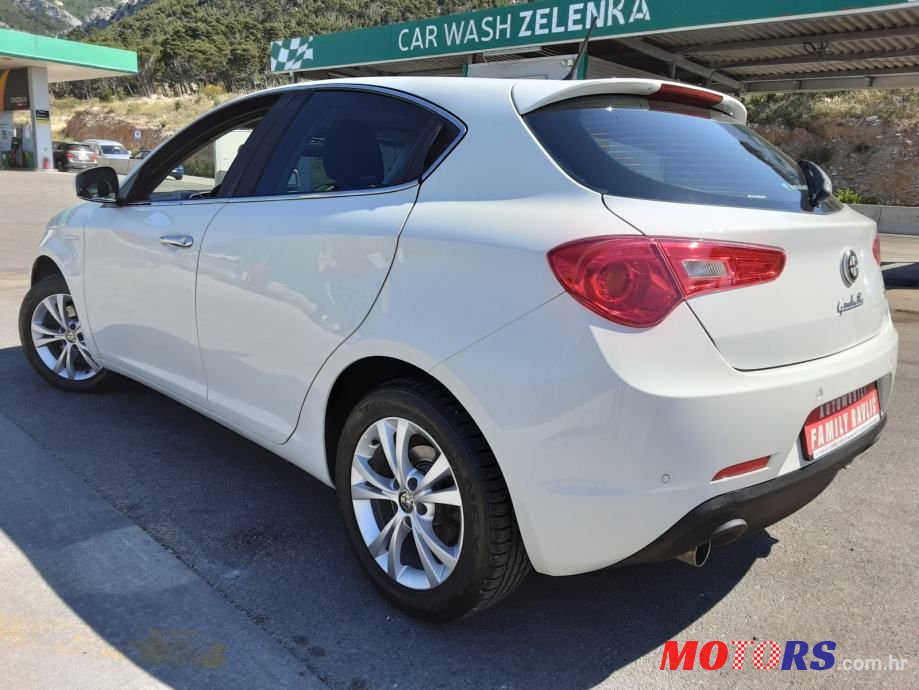 2011' Alfa Romeo Giulietta photo #6