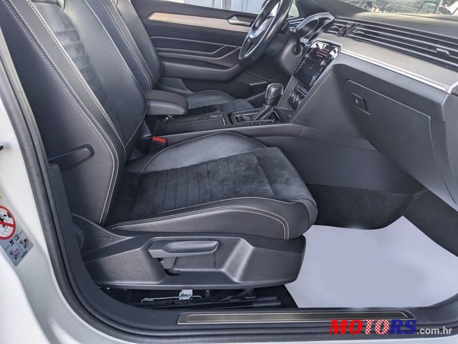 2020' Volkswagen Passat Variant photo #4