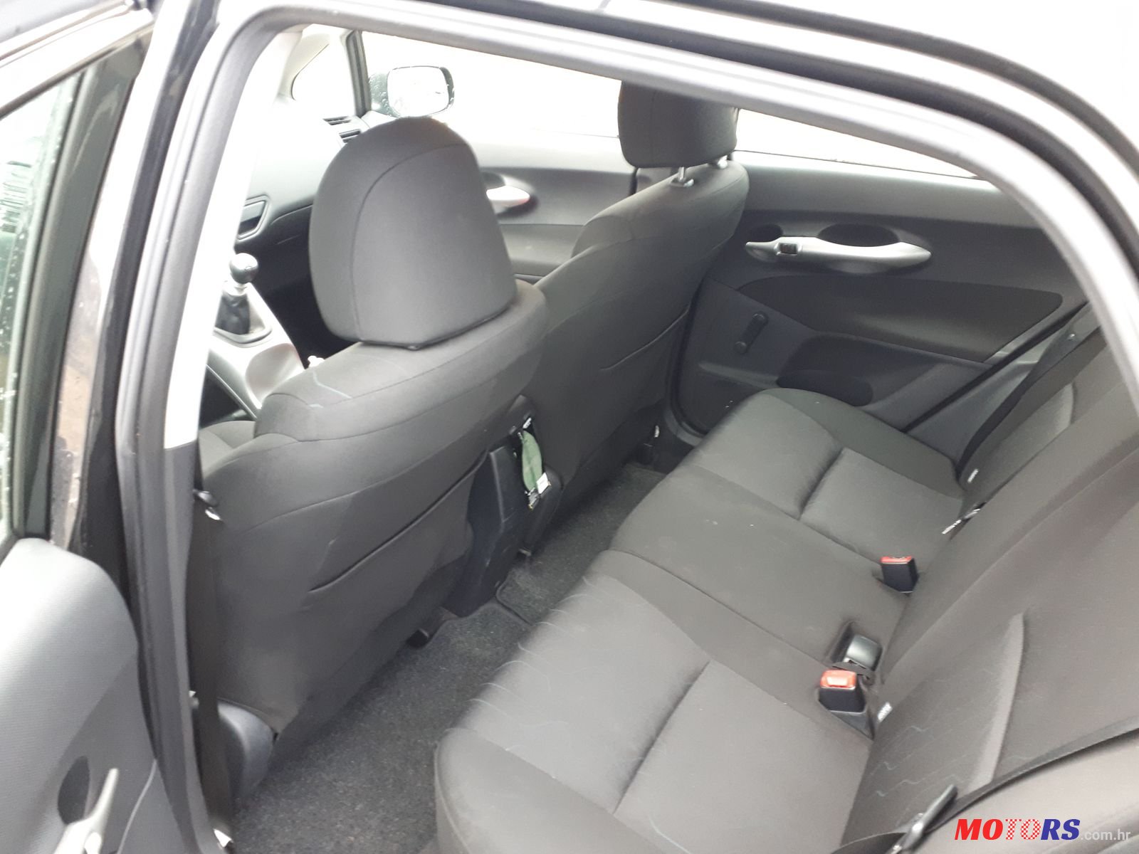 2012' Toyota Auris photo #2