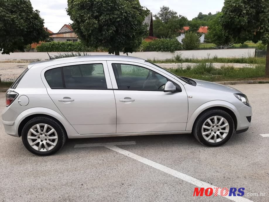 2011' Opel Astra photo #4