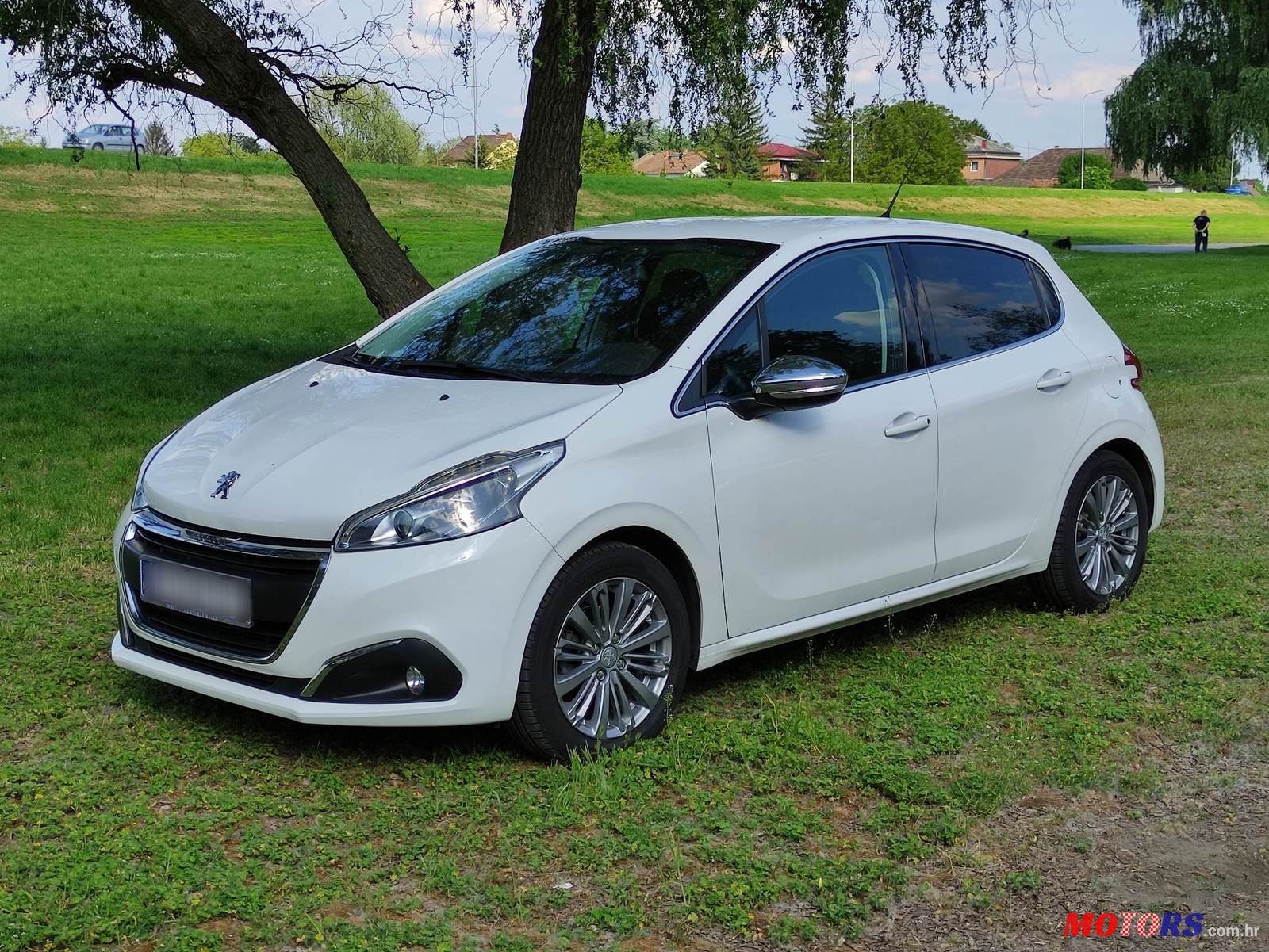 2015' Peugeot 208 1.2 Puretech 110 Allure photo #1
