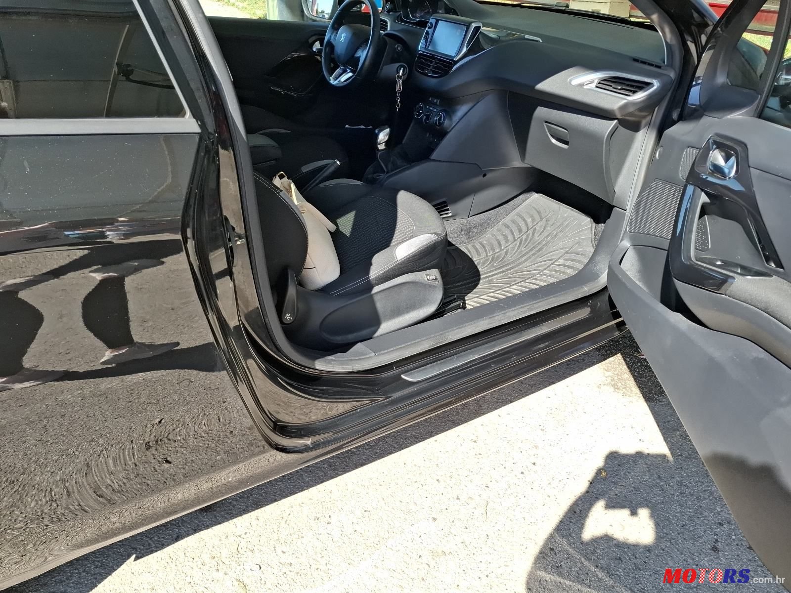 2015' Peugeot 208 1,2 Vti photo #5
