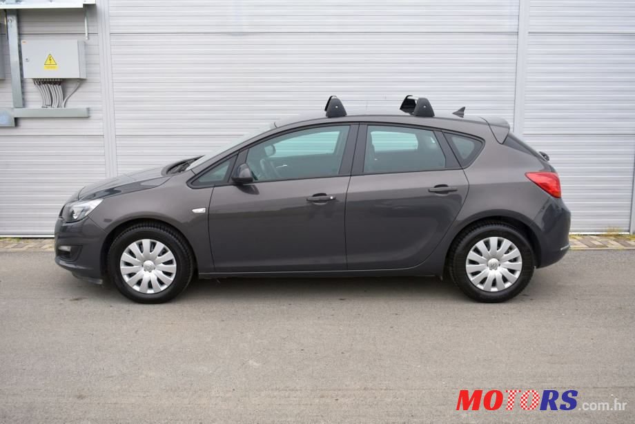 2014' Opel Astra photo #2