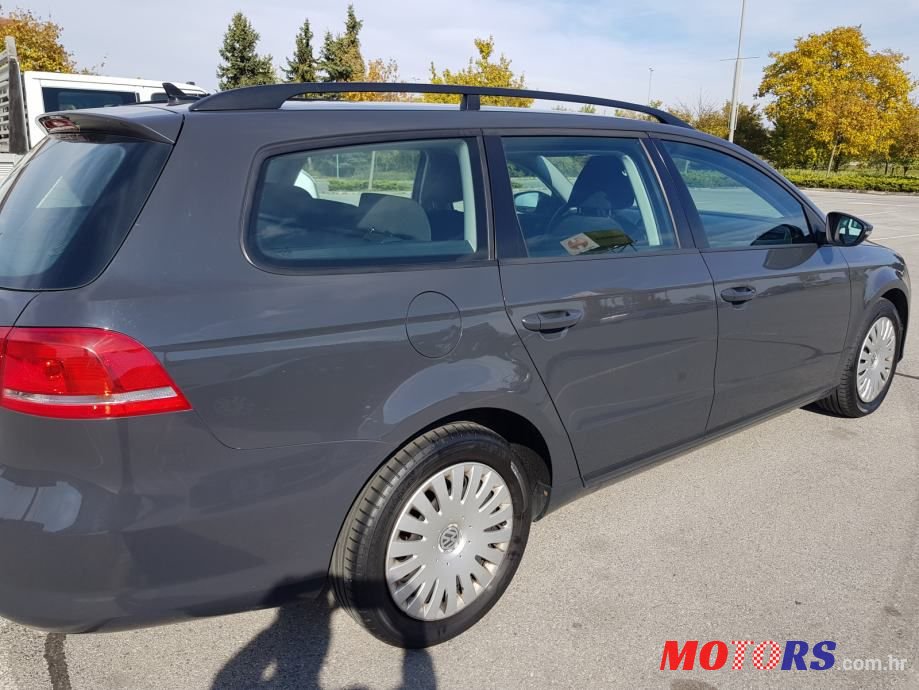 2011' Volkswagen Passat photo #2