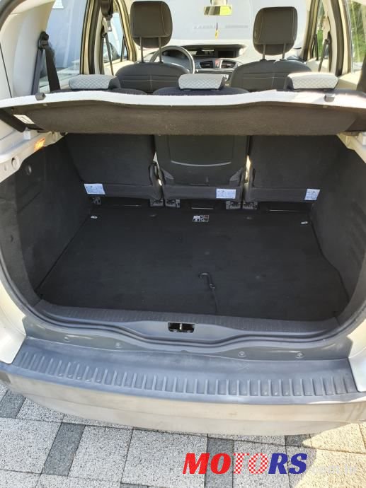 2011' Renault Scenic 1,5 Dci photo #5