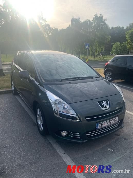 2013' Peugeot 5008 photo #2