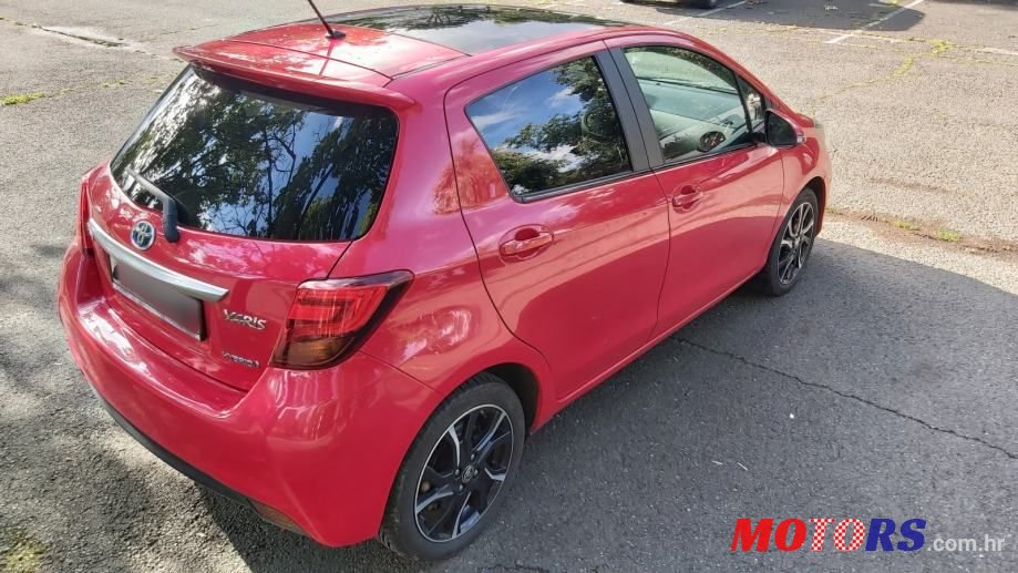 2015' Toyota Yaris Hybrid photo #6