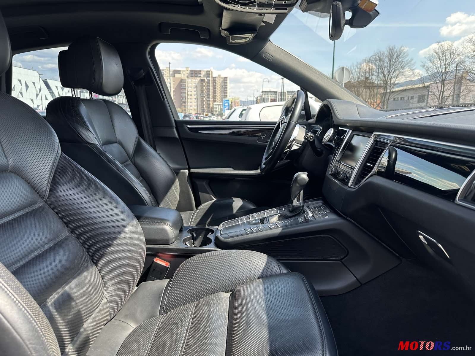 2015' Porsche Macan photo #2