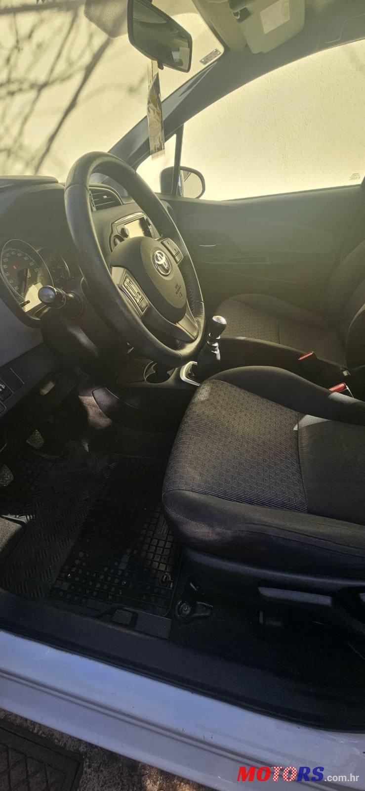 2015' Toyota Yaris 1,3 3 Vvt-I Sol photo #4