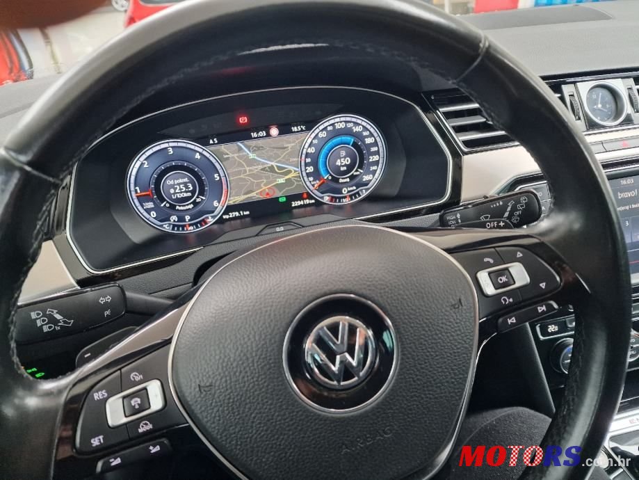 2015' Volkswagen Passat Variant photo #2