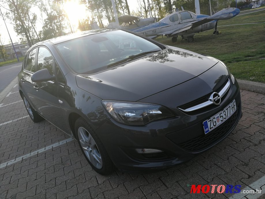 2013' Opel Astra J photo #5