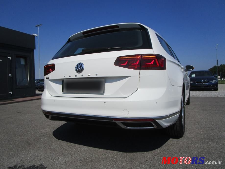 2020' Volkswagen Passat Variant photo #2