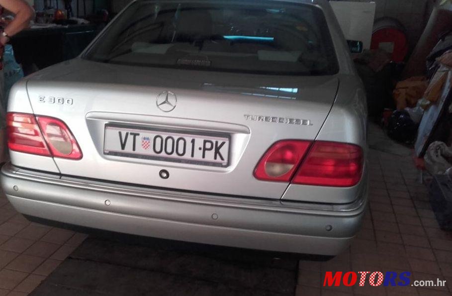 1998' Mercedes-Benz E-Class 300 Td photo #2
