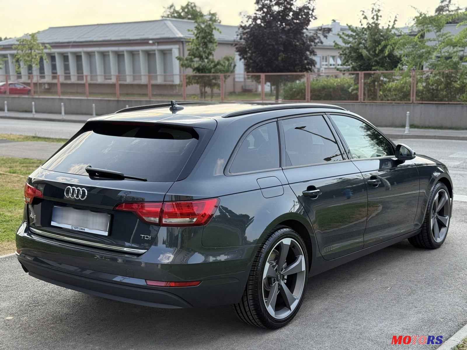 2017' Audi A4 Avant photo #5