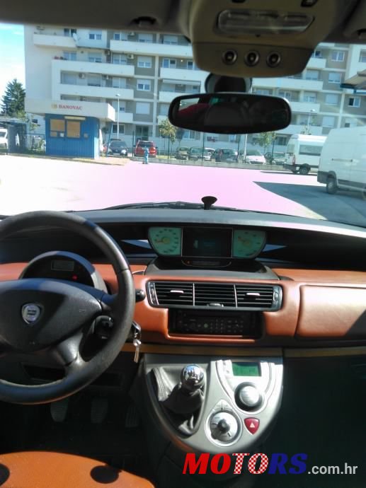 2009' Lancia Phedra photo #6