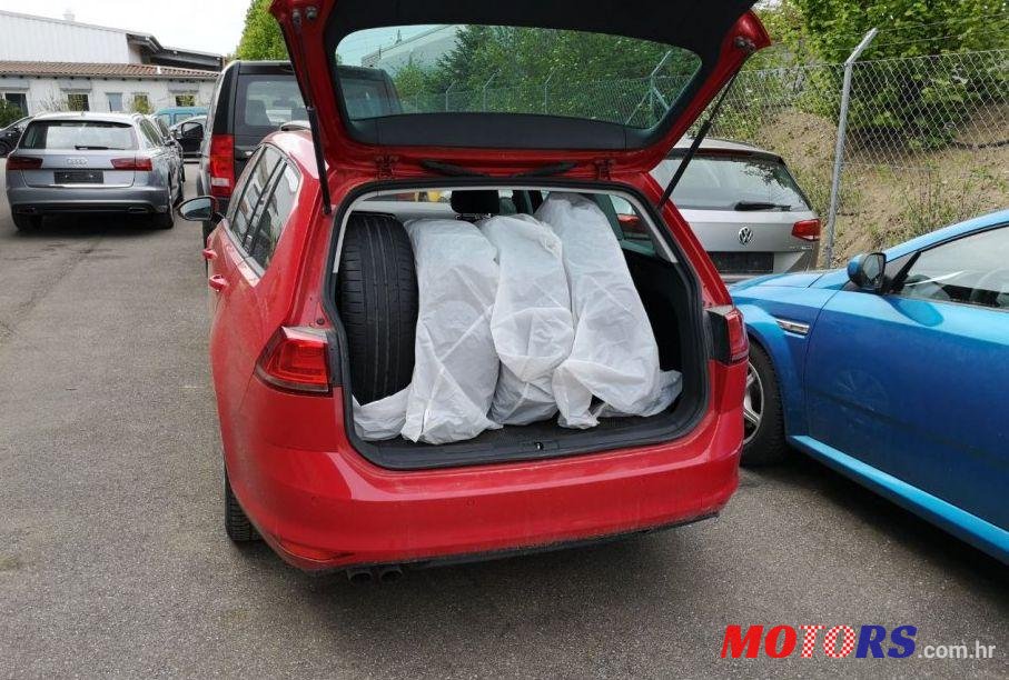 2014' Volkswagen Golf VII Variant photo #5
