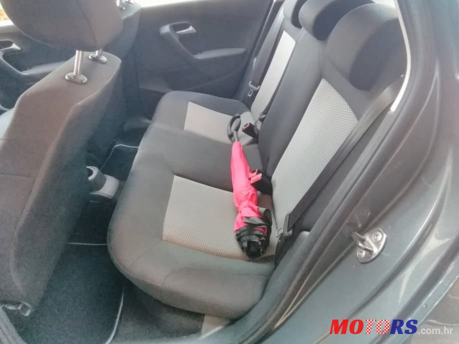 2010' Volkswagen Polo photo #5