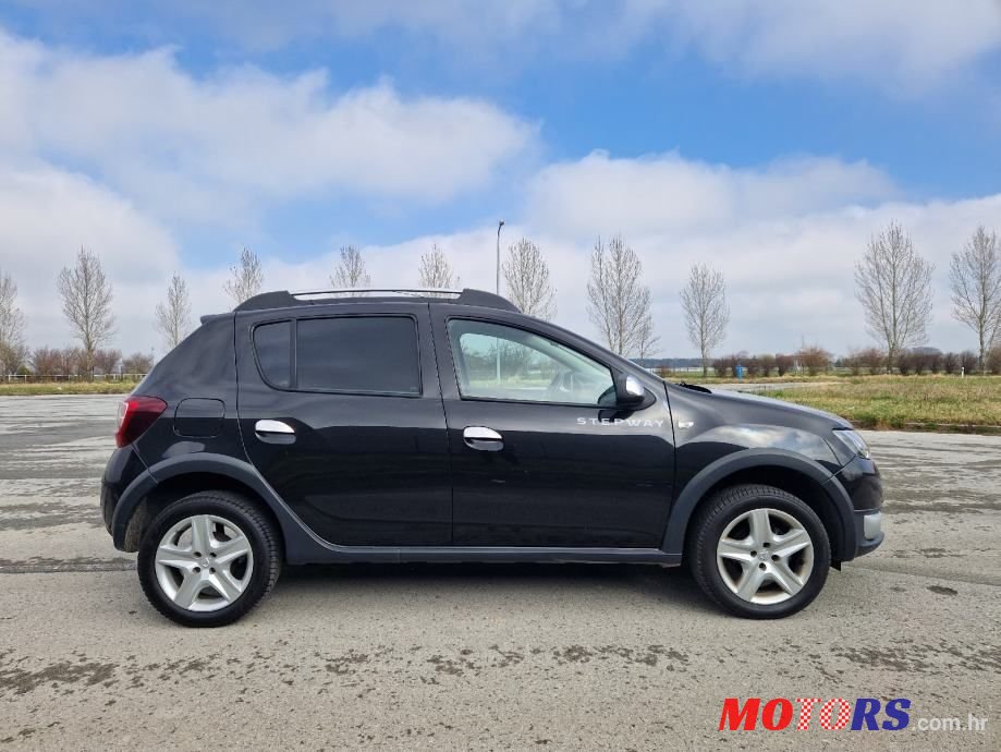 2013' Dacia Sandero photo #4