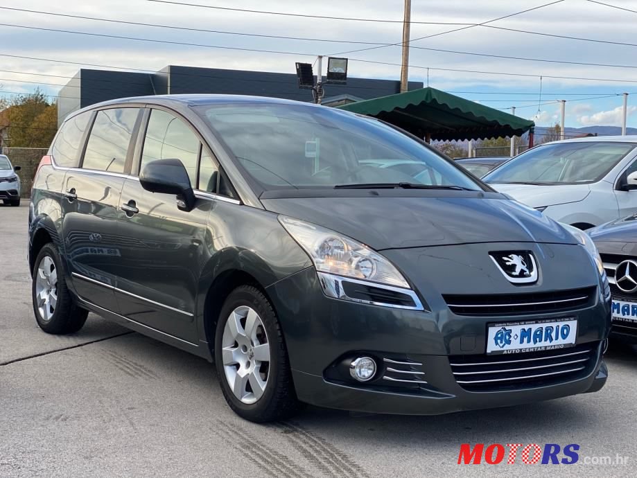 2011' Peugeot 5008 photo #2