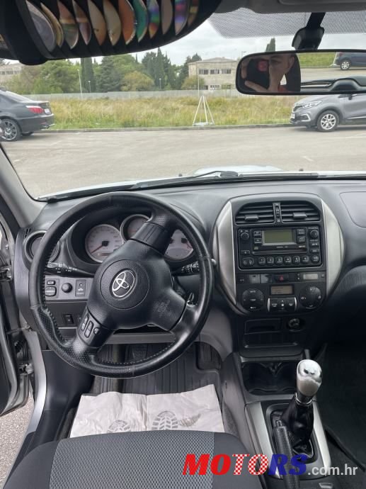 2005' Toyota RAV4 2,0 D-4D photo #5