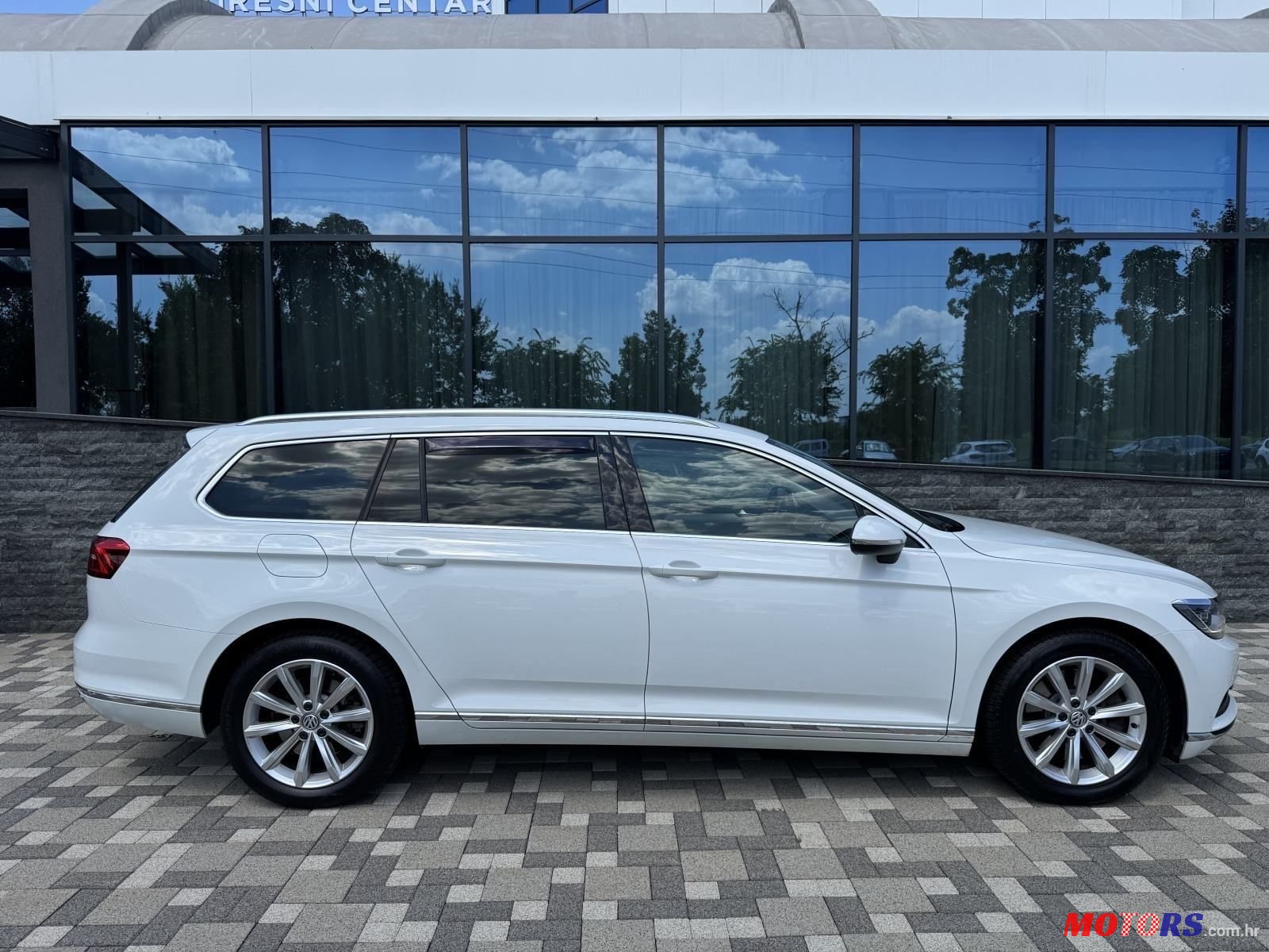 2016' Volkswagen Passat photo #5