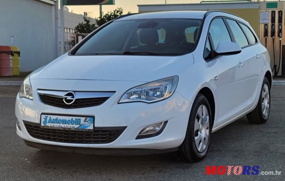 2011' Opel Astra Karavan photo #3