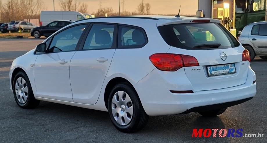 2011' Opel Astra Karavan photo #6