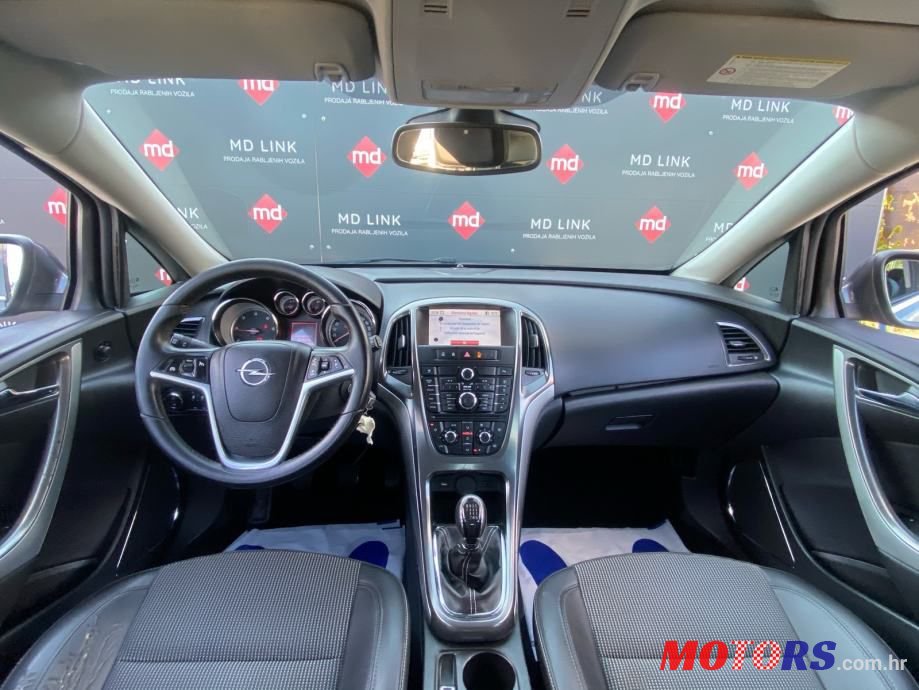 2011' Opel Astra Sport photo #5