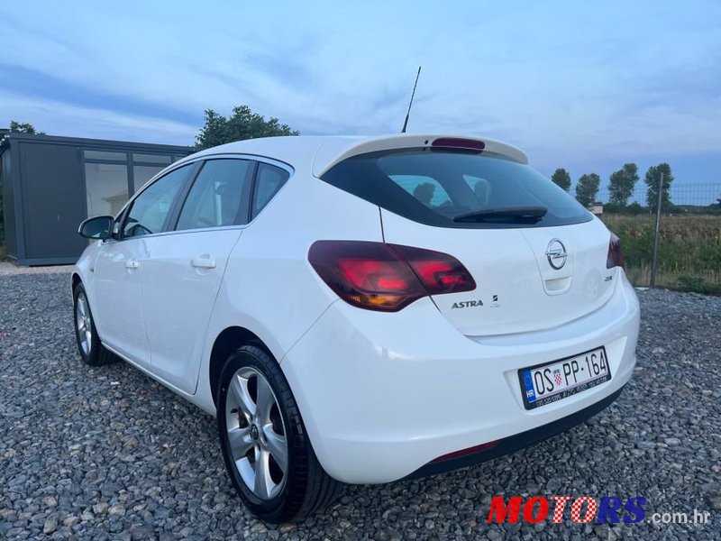 2010' Opel Astra photo #4