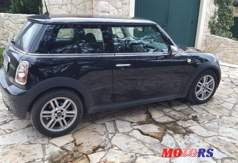 2011' MINI Cooper Cooper D photo #1