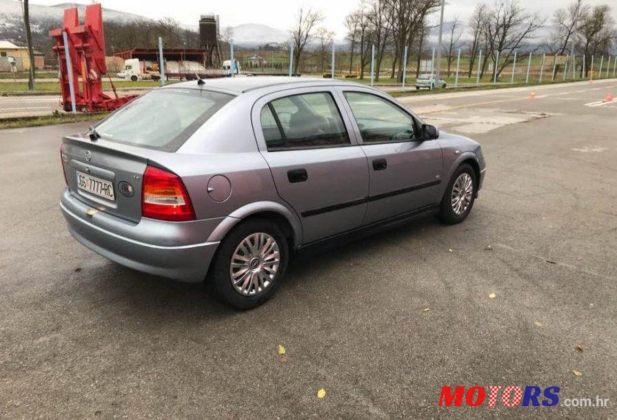 2004' Opel Astra 1.4-16V photo #1