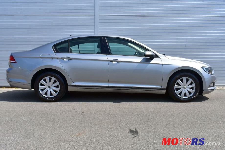 2018' Volkswagen Passat photo #2