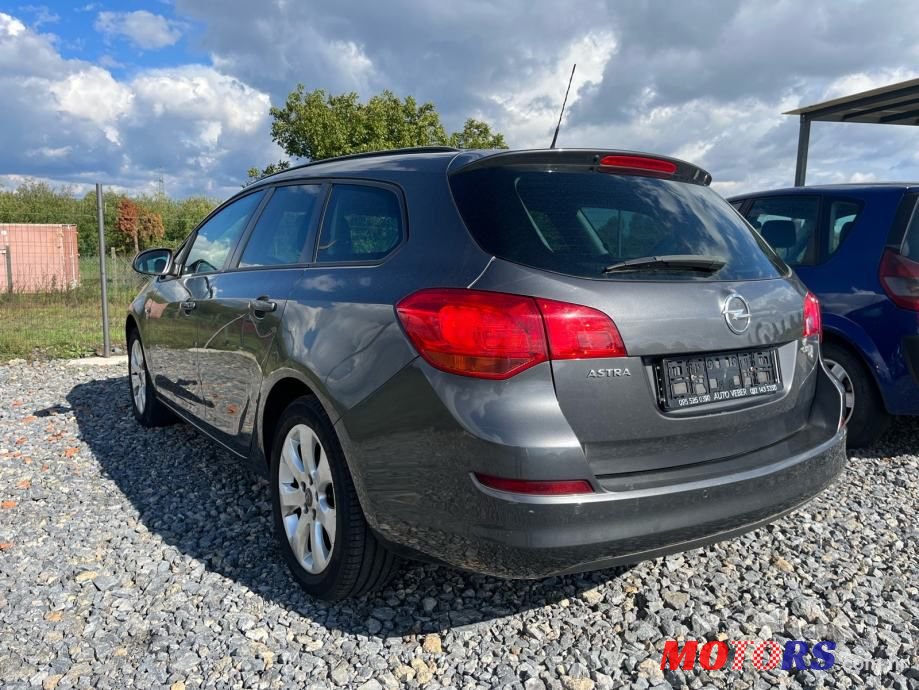 2012' Opel Astra Karavan photo #3