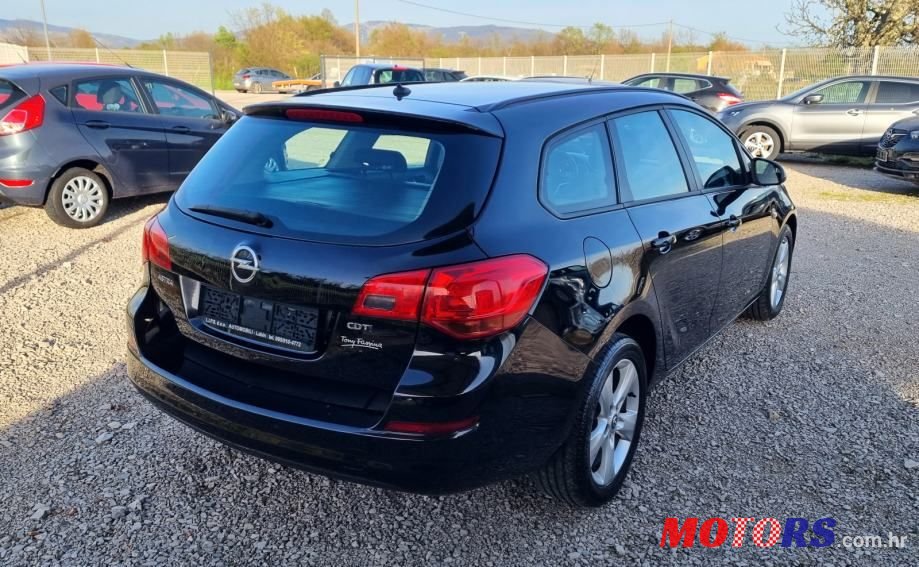 2011' Opel Astra Karavan photo #5