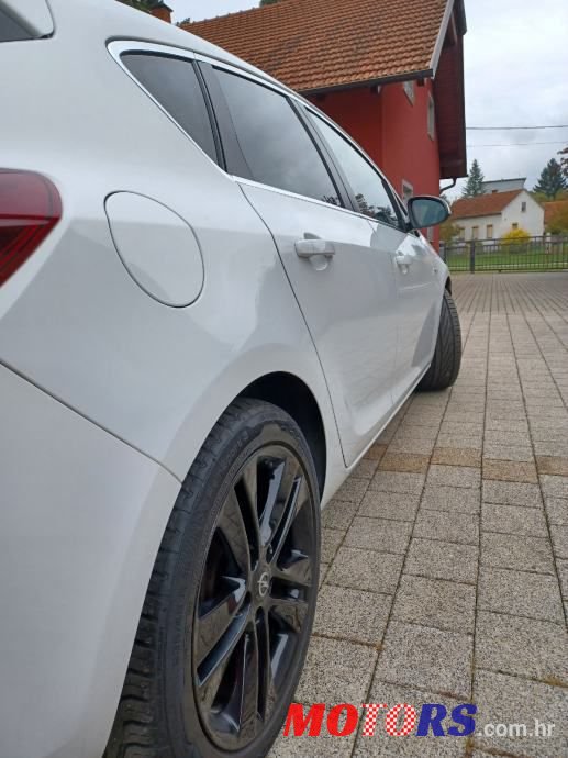 2012' Opel Astra photo #2