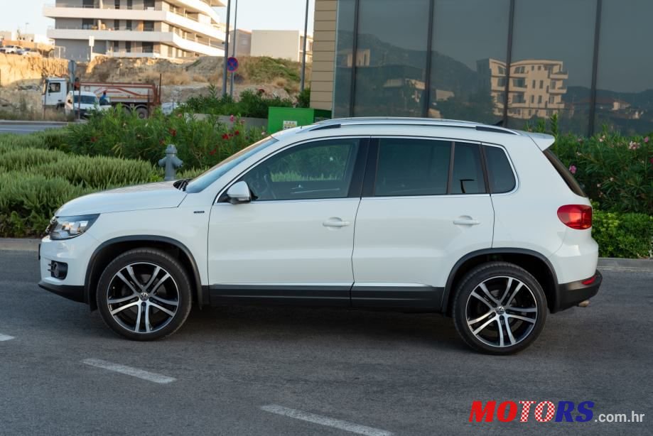 2015' Volkswagen Tiguan photo #3