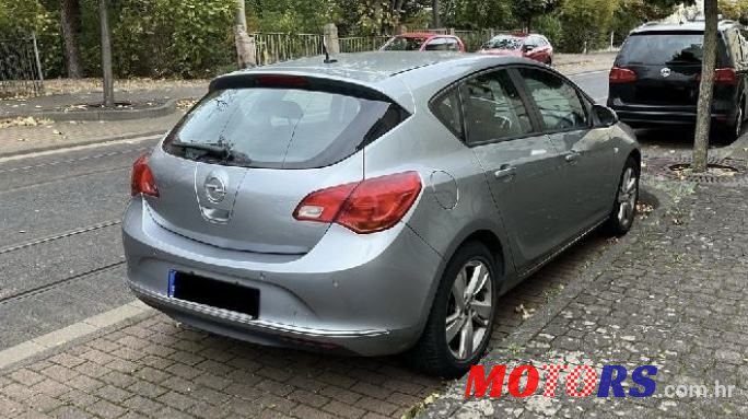 2012' Opel Astra photo #2